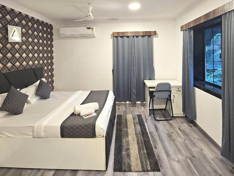 Astha Kandivali Service Apt image