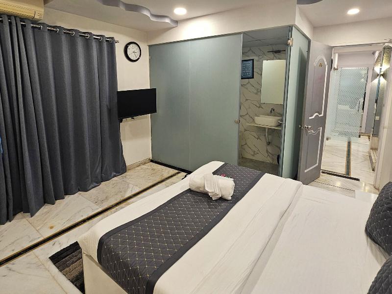 Astha Kandivali Service Apt image