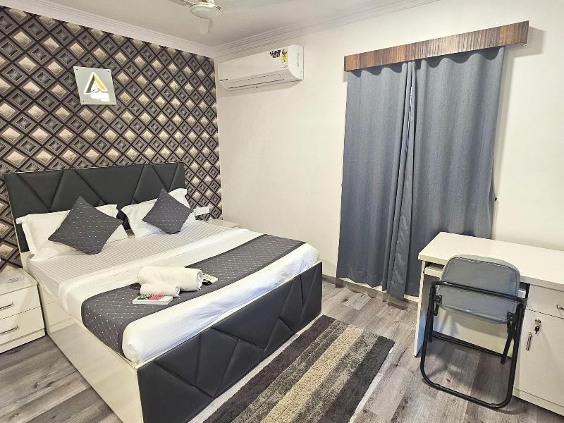 Astha Kandivali Service Apt image