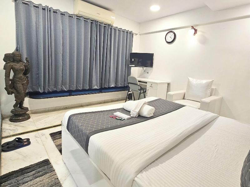 Astha Kandivali Service Apt image
