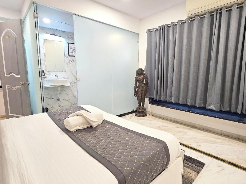 Astha Kandivali Service Apt image