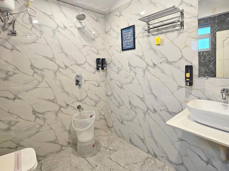 Astha Kandivali Service Apt image