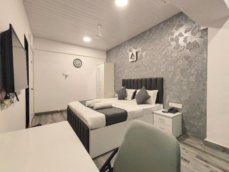 Astha Kandivali Service Apt image
