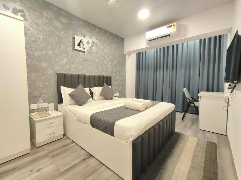 Astha Kandivali Service Apt image