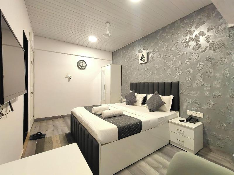Astha Kandivali Service Apt image