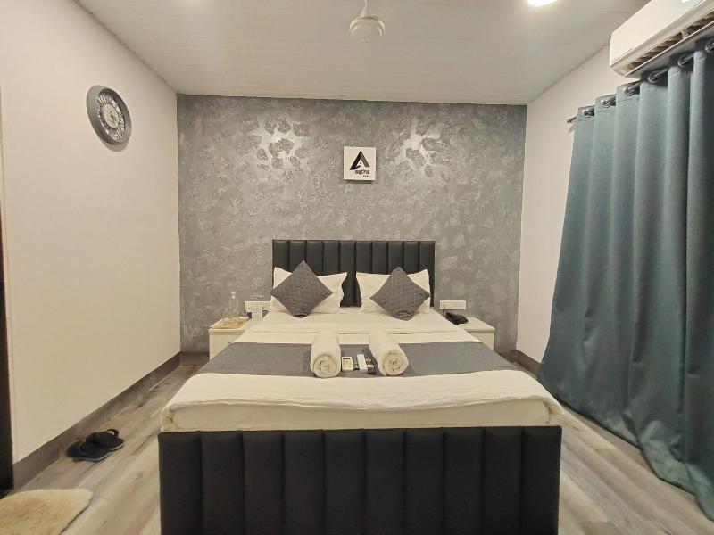 Astha Kandivali Service Apt image