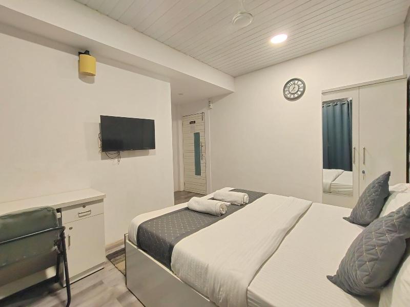 Astha Kandivali Service Apt image