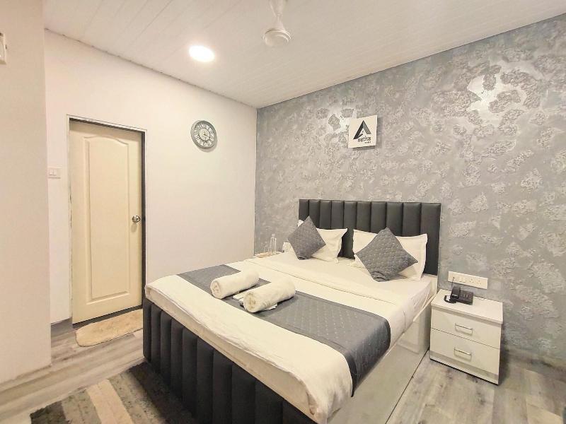Astha Kandivali Service Apt image
