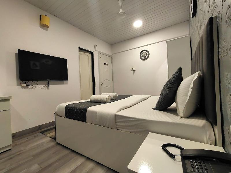 Astha Kandivali Service Apt image