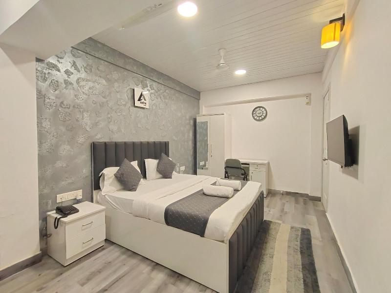 Astha Kandivali Service Apt image