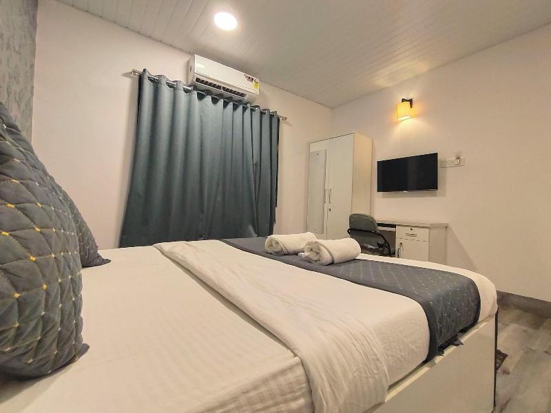 Astha Kandivali Service Apt image
