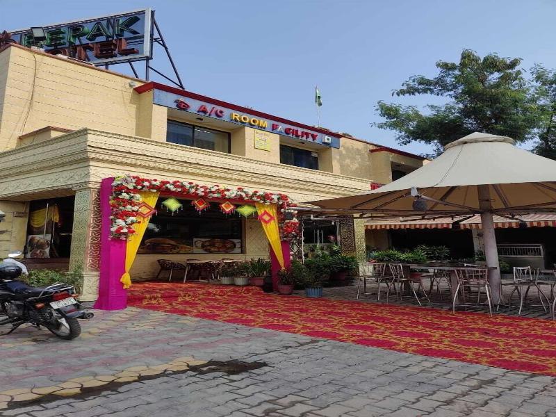 Deepak Hotel