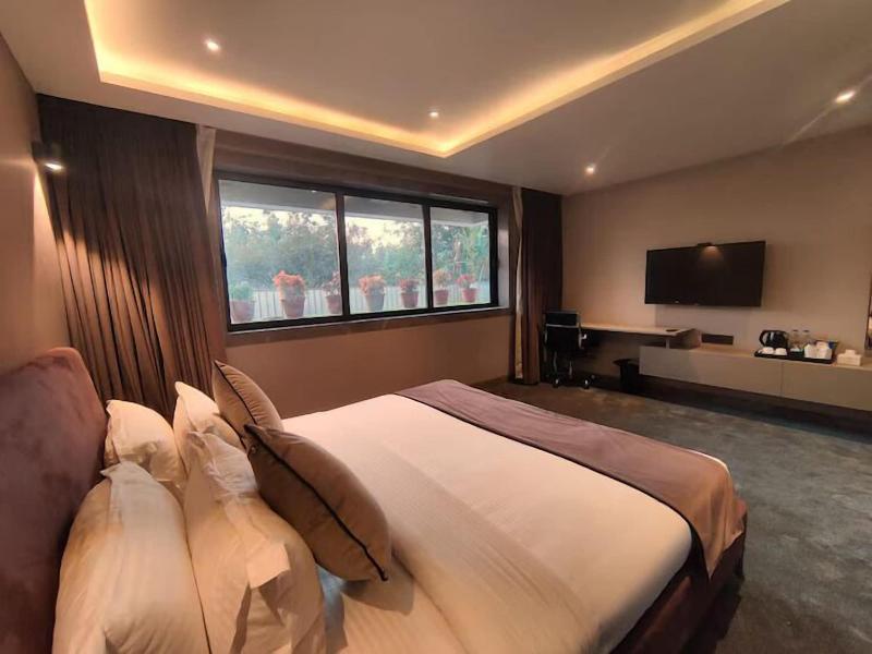 DOUBLE KING SIZE BED