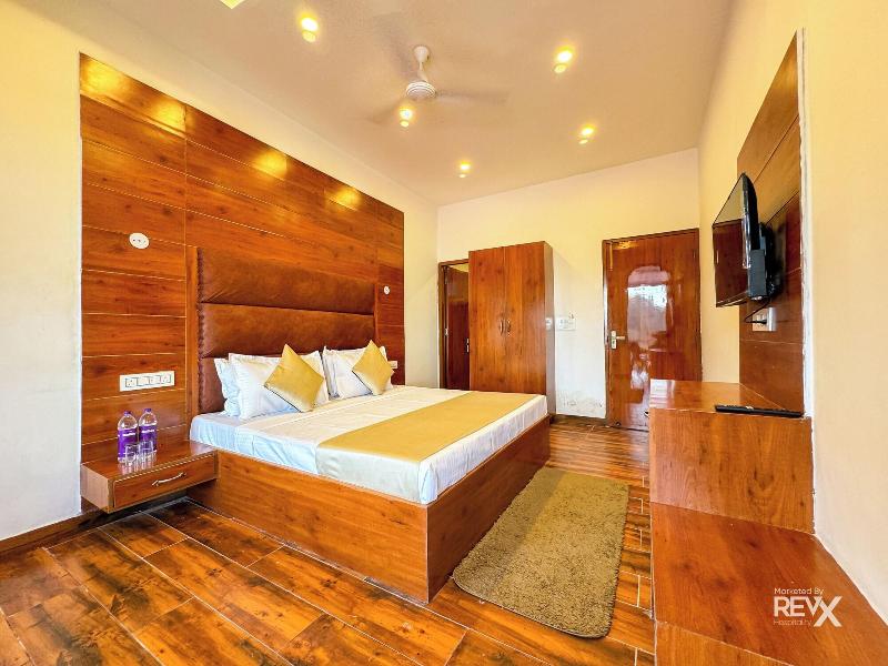 Hotel Wraveler Inn image
