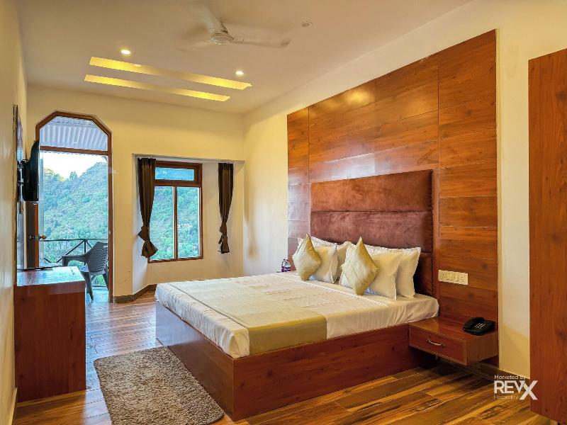 Hotel Wraveler Inn image