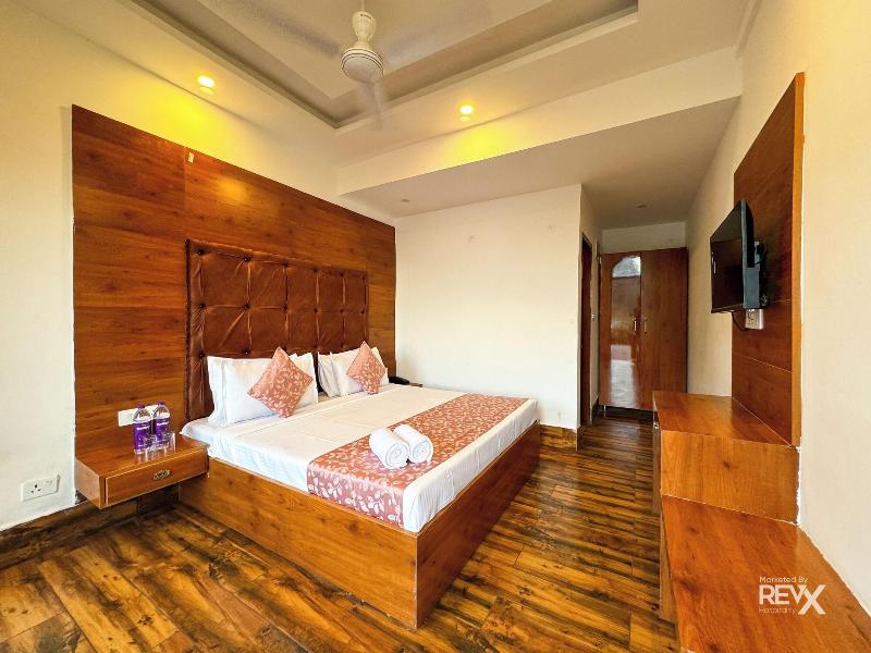 Hotel Wraveler Inn image