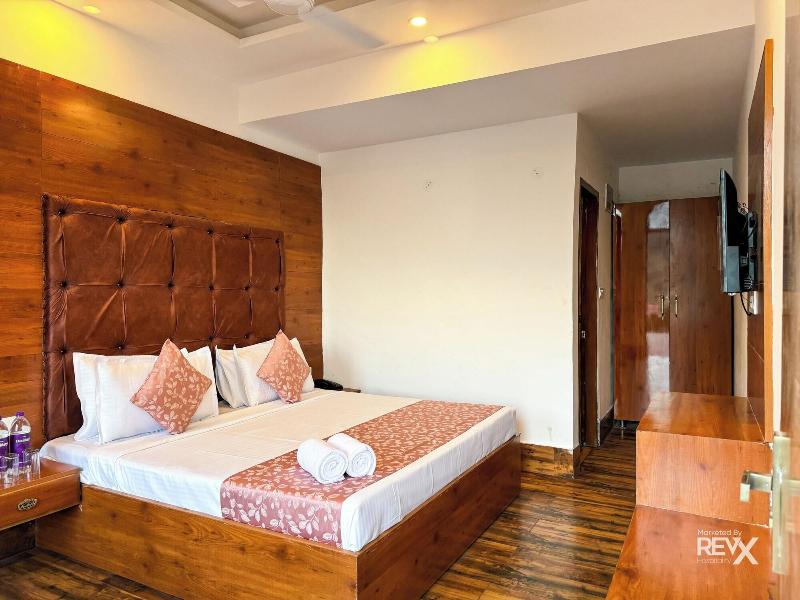 Hotel Wraveler Inn image