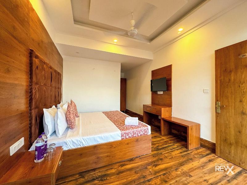 Hotel Wraveler Inn image
