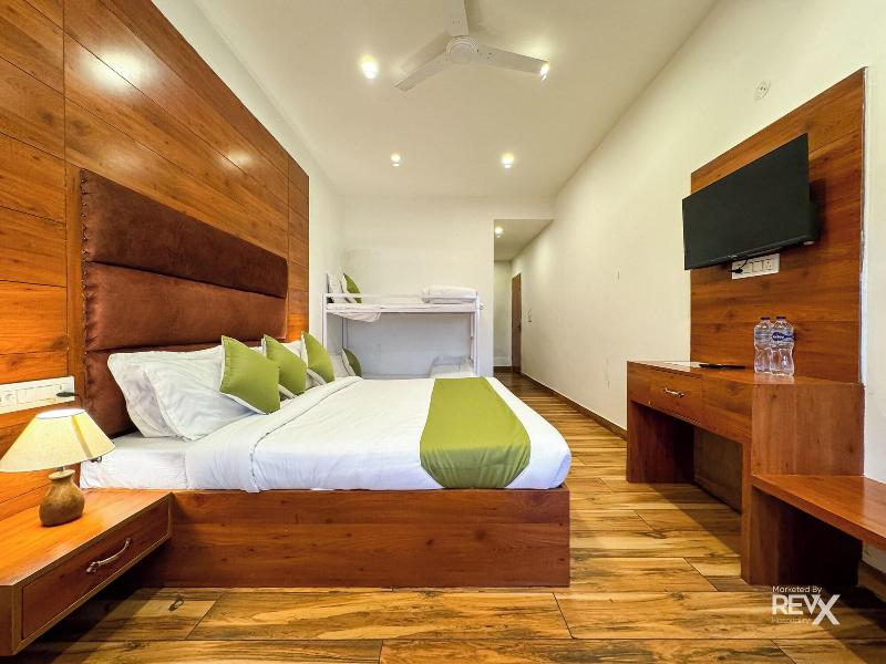 Hotel Wraveler Inn image