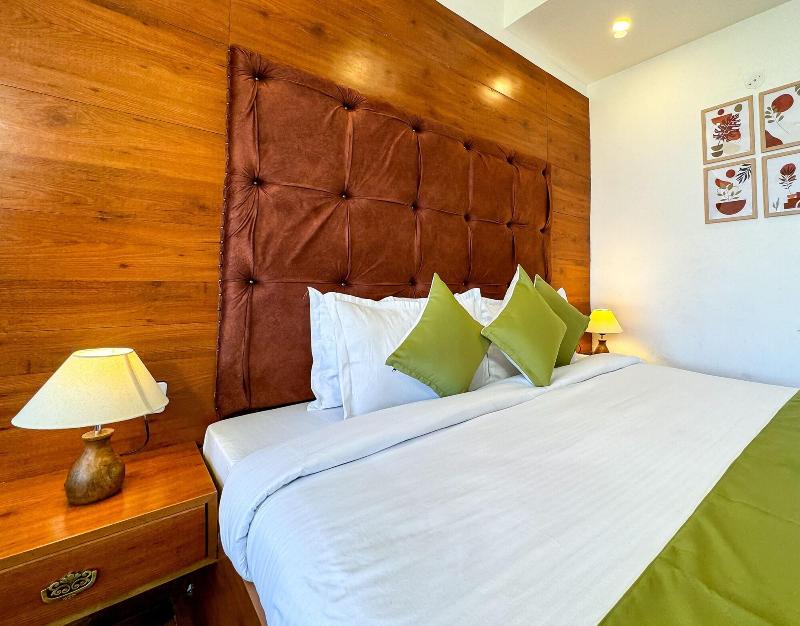 Hotel Wraveler Inn image