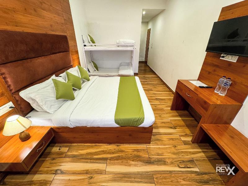 Hotel Wraveler Inn image