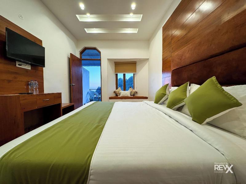 Hotel Wraveler Inn image