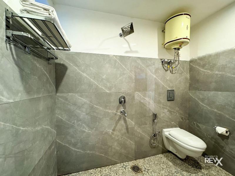 Hotel Wraveler Inn image