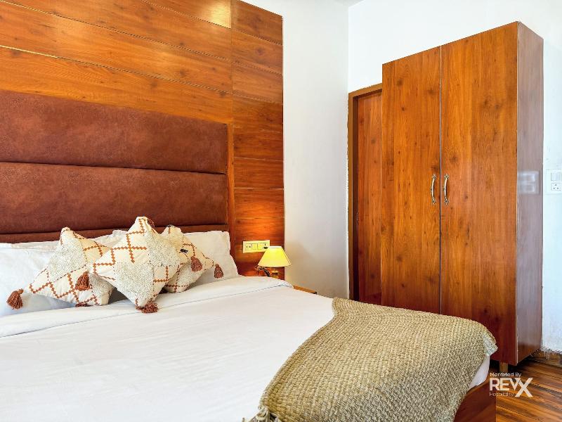 Hotel Wraveler Inn image