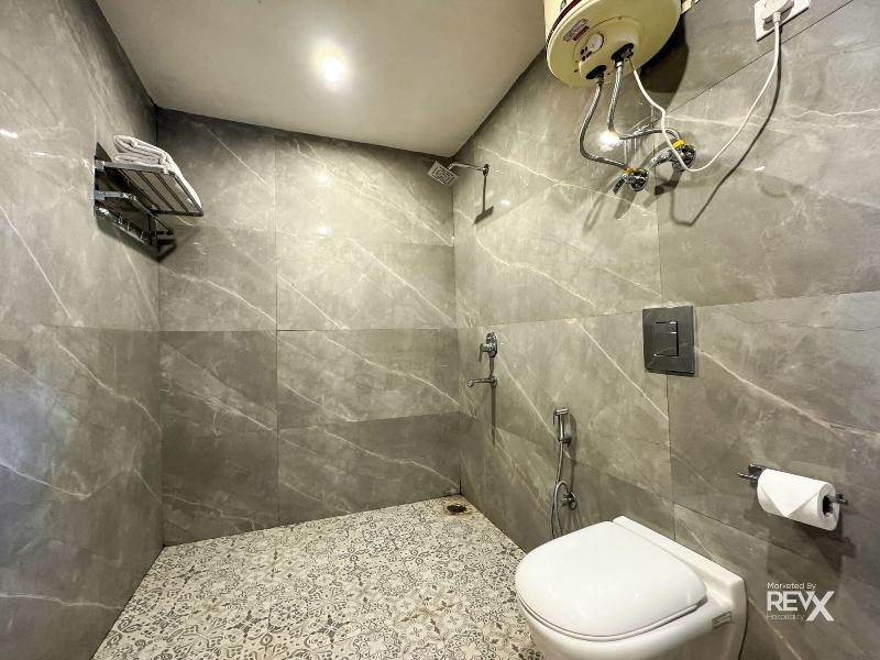 Hotel Wraveler Inn image