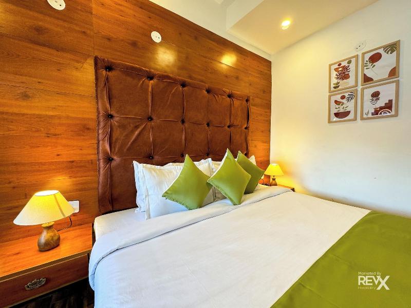 Hotel Wraveler Inn image