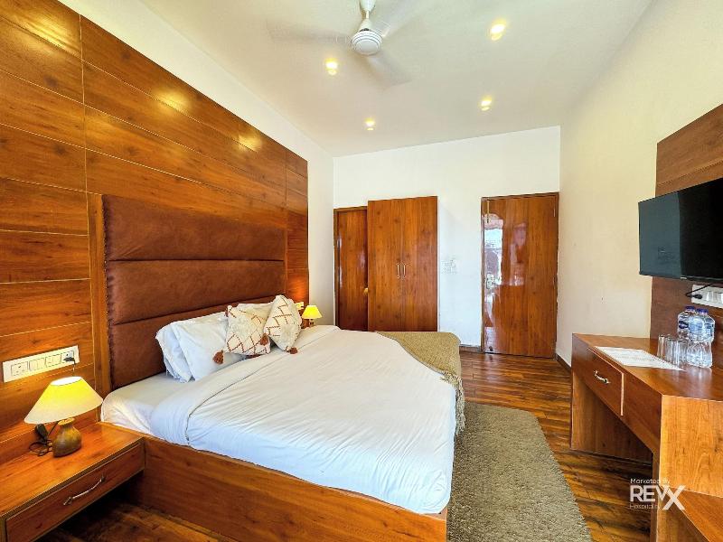 Hotel Wraveler Inn image