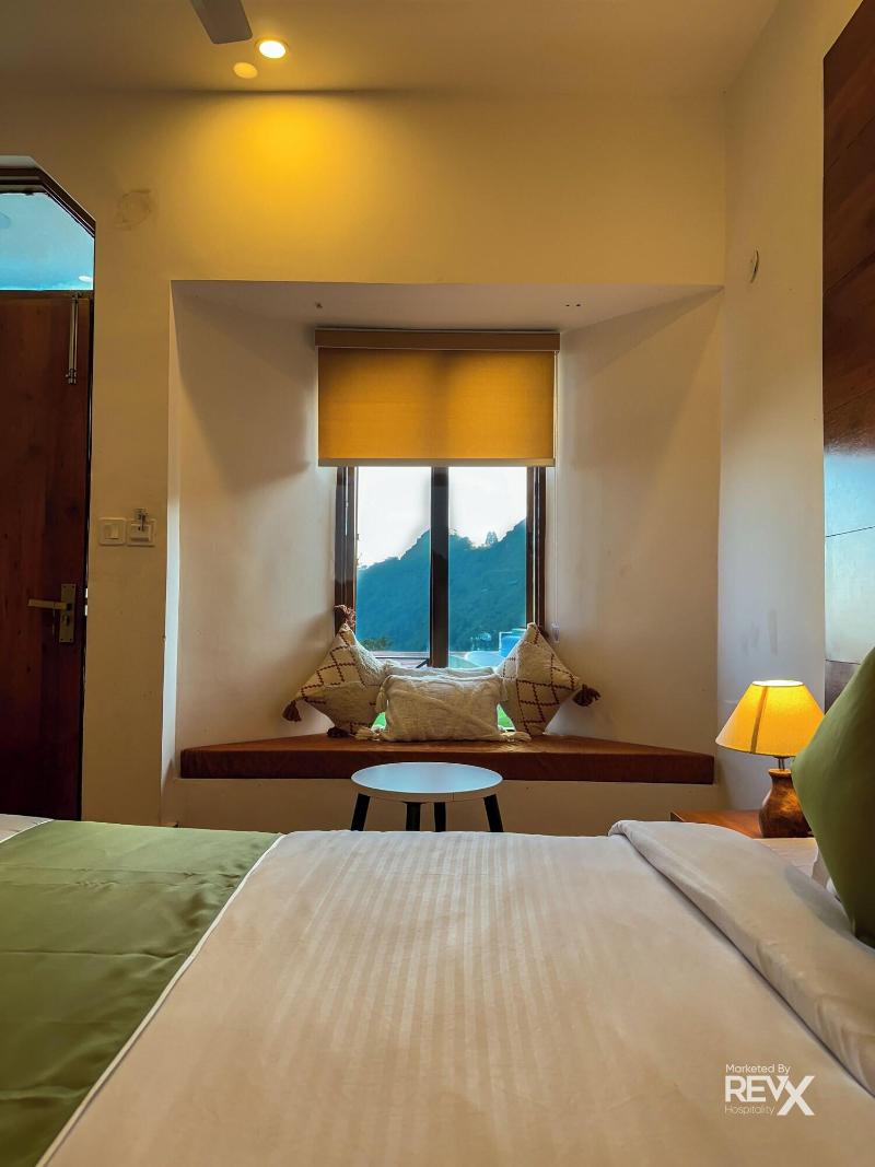 Hotel Wraveler Inn image