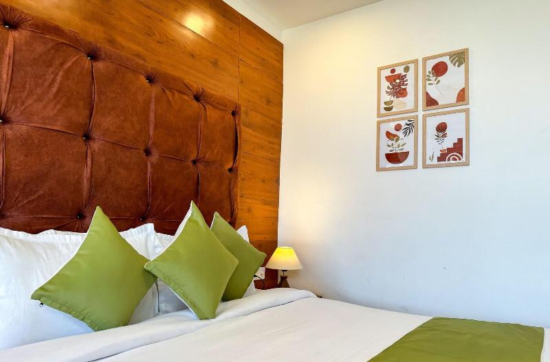 Hotel Wraveler Inn image