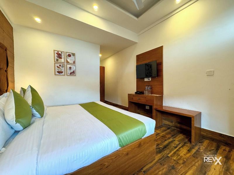 Hotel Wraveler Inn image
