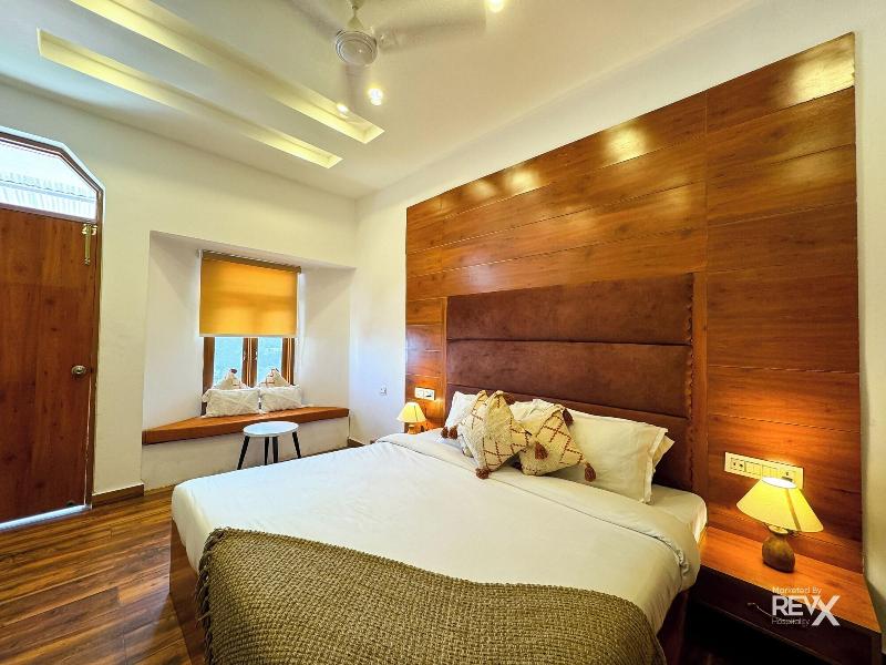 Hotel Wraveler Inn image