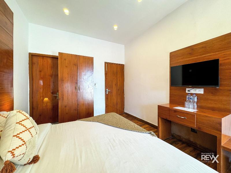 Hotel Wraveler Inn image