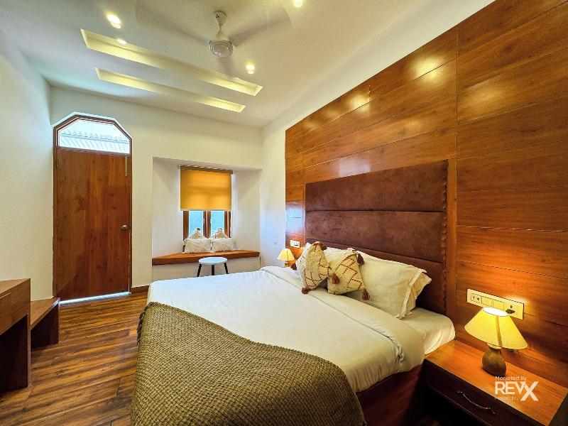 Hotel Wraveler Inn image