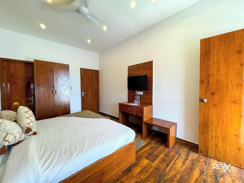 Hotel Wraveler Inn image