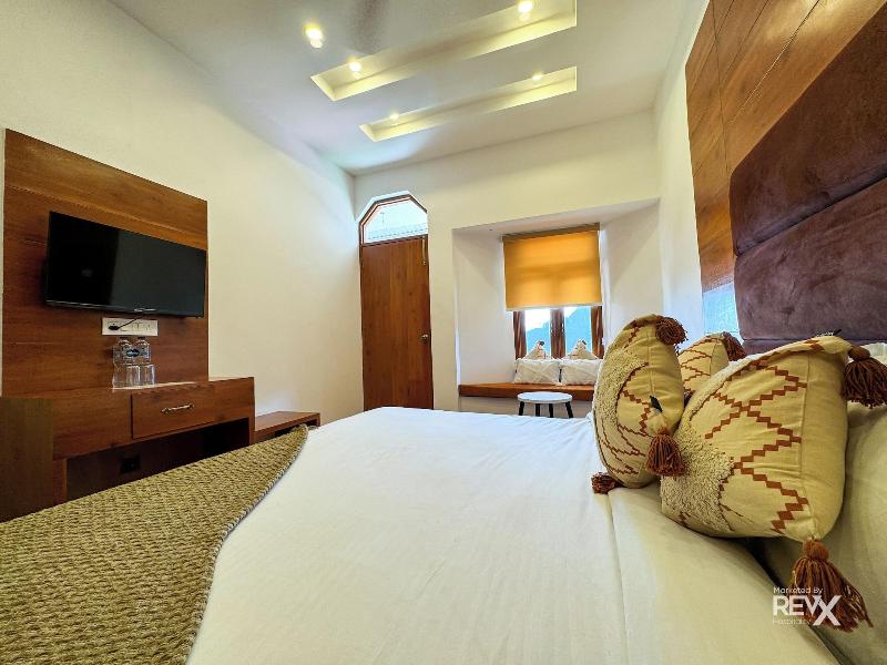 Hotel Wraveler Inn image