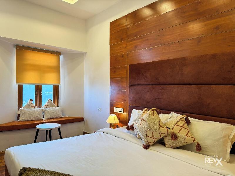 Hotel Wraveler Inn image