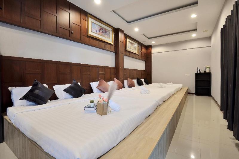 Deco Lux Hotel image