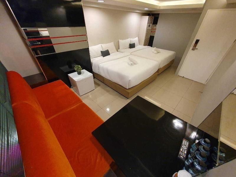 Deco Lux Hotel image
