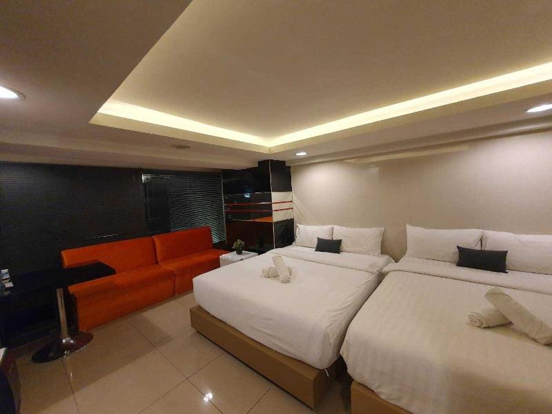 Deco Lux Hotel image