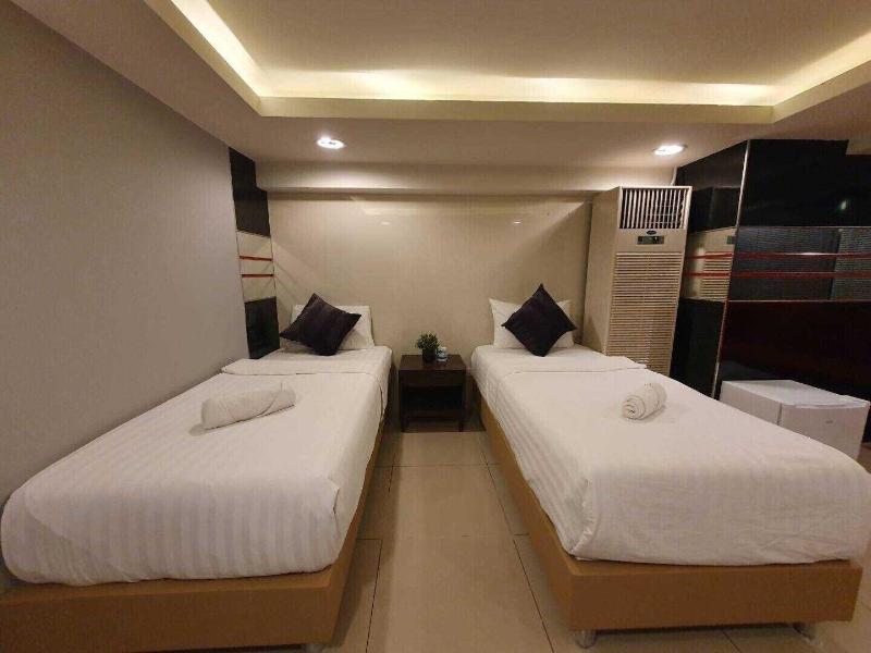 Deco Lux Hotel image