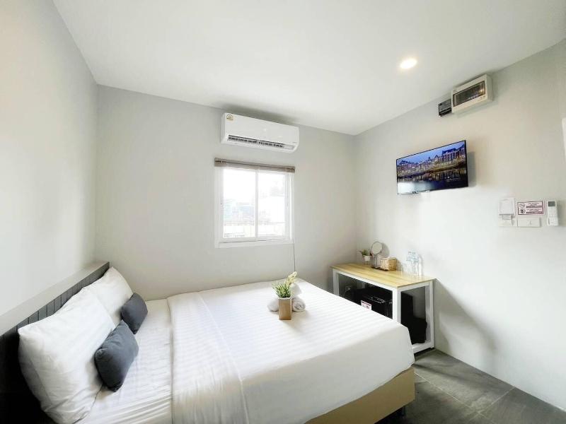 Deco Lux Hotel image