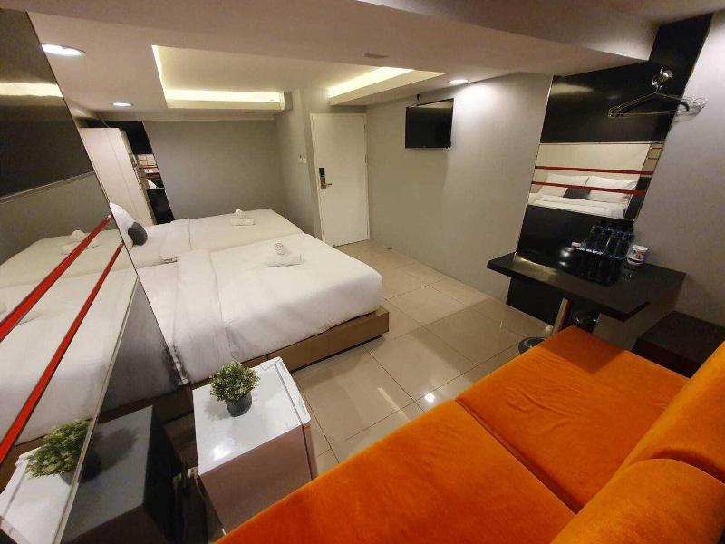 Deco Lux Hotel image