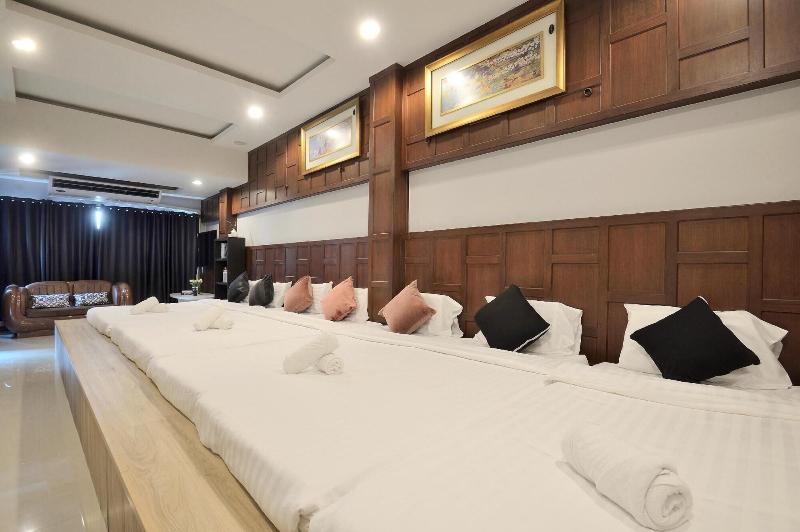 Deco Lux Hotel image