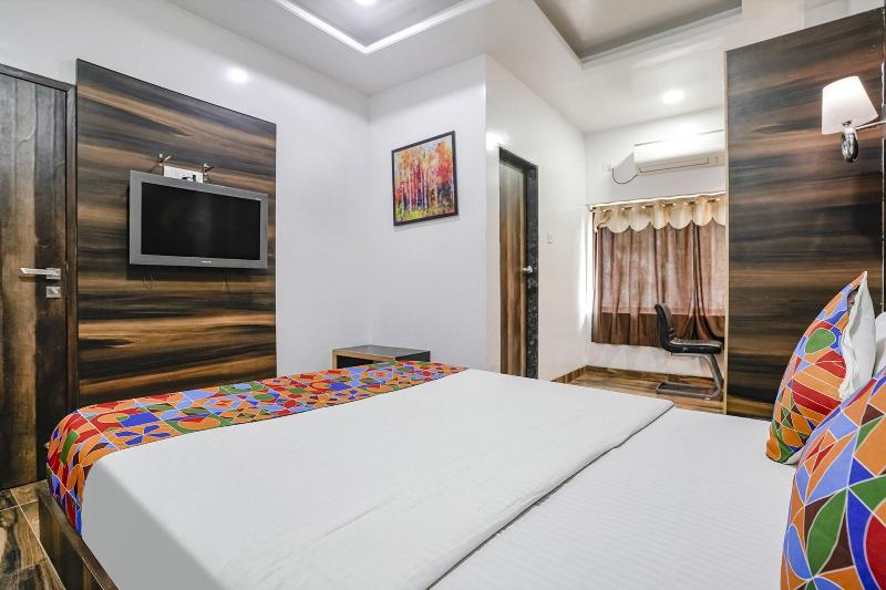 Fabhotel Sai Plaza Executive image