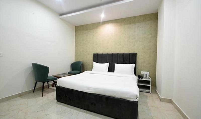 Fabhotel Aroma Inn image