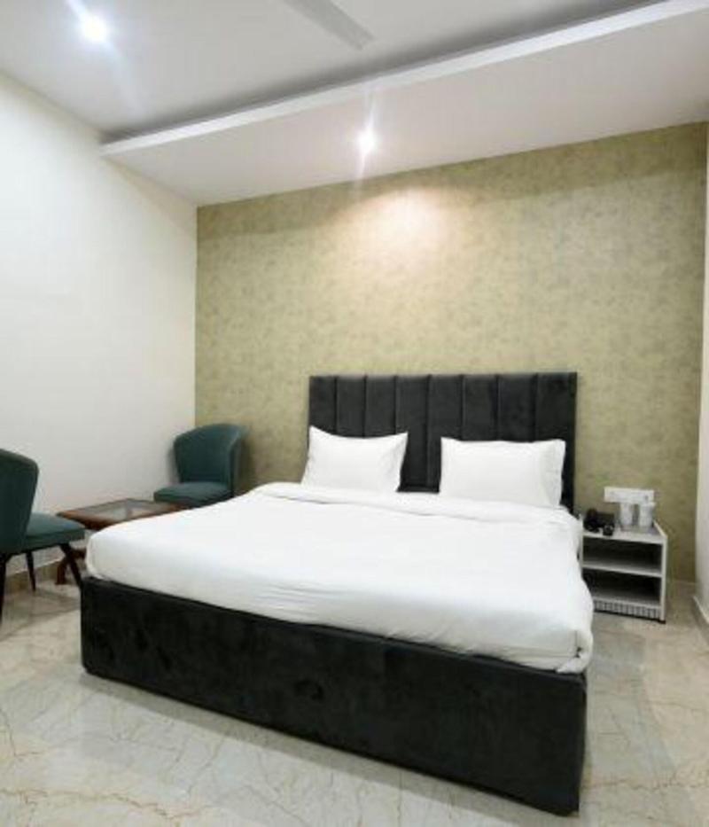 Fabhotel Aroma Inn image
